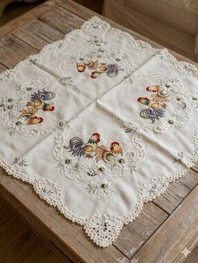 Vintage Embroidered Rooster Table Topper – Country Farmhouse Charm